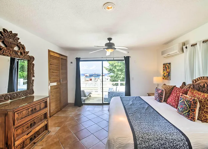 Hébergement de vacances Gorgeous Penthouse W/ Deck & Ocean Views! *