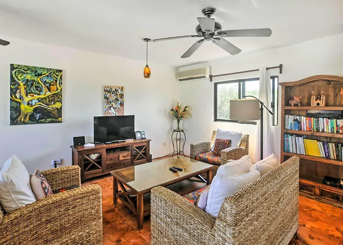 Hébergement de vacances Gorgeous Penthouse W/ Deck & Ocean Views!