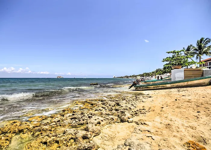 Hébergement de vacances Gorgeous Penthouse W/ Deck & Ocean Views! *